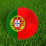 Piłka nożna z herbem Portugalii na zielonej trawie. Duma narodowa dla każdego fana portugalia fc.