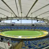 Pusta Maracana, gotowa na 200 000 widzów. Zielona murawa i niebiesko-żółte trybuny czekają na emocje.