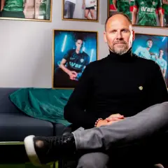 Śląsk Wrocław trener Ivan Djurdjević siedzi na kanapie, w tle zdjęcia piłkarzy.