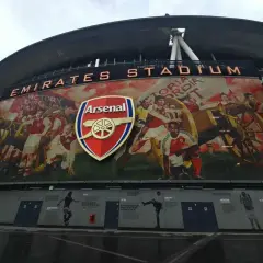 Emirates Stadium w Londynie z muralem upamiętniającym historię klubu Arsenal.