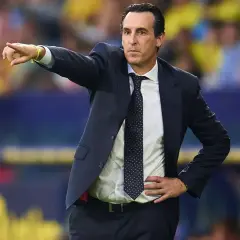 Unai Emery, trener Aston Villa, wskazuje kierunek gry.