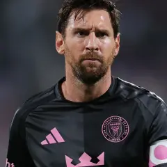 Lionel Messi w czarnej koszulce z różowymi detalami, z opaską kapitana na ramieniu. Właśnie tam gra Messi, w barwach Interu Miami.