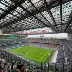 Stadion San Siro wypełniony po brzegi, imponująca pojemność obiektu robi wrażenie.