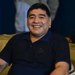 Uśmiechnięty Diego Maradona, którego karierę przerwała choroba. Na co zmarł, wciąż budzi dyskusje.