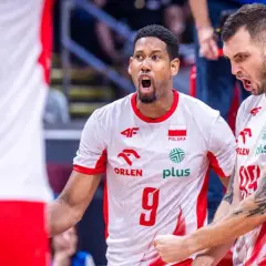 Siatkarze Polska vs Włochy. Emocje na boisku, zawodnicy w biało-czerwonych strojach z orłem.