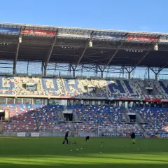 Pusta trybuna stadionu Górnik Zabrze, z widocznym napisem "GÓRNIK" na siedzeniach. Pojemność stadionu robi wrażenie.