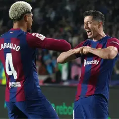 Araujo i Lewandowski świętują bramkę. Choć nie widać opaski, to Lewandowski jest kapitanem Barcelony, a Araujo jego zastępcą.
