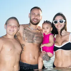 Neymar z rodziną na plaży. Jego dzieci, syn i córeczka, cieszą się wspólnym czasem.