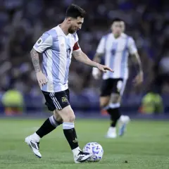 Lionel Messi w akcji, z piłką przy nodze. Ile Messi ma goli? Tego dnia pewnie dołożył kolejne.