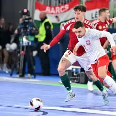 Piłkarze Polski i Węgier walczą o piłkę. Emocje jak na **euro 2026**!