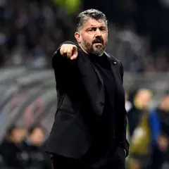Gennaro Gattuso, trener reprezentacji Włoch, wskazuje palcem, motywując drużynę do walki.