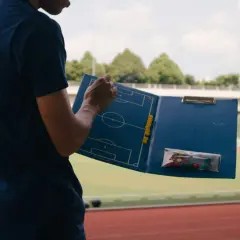 Trener analizuje taktykę na boisku, planując, co można trenować na kursie UEFA B.