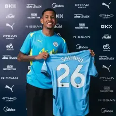 Nowy piłkarz Manchesteru City, Savinho, prezentuje swoją koszulkę z numerem 26.