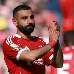 Mohamed Salah, w barwach Liverpoolu, klaszcze w dłonie. Jego obecne drużyny to Liverpool FC.