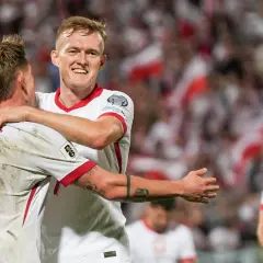 Piłkarze świętują po wygranym meczu. Czy to kluczowy krok do baraży o Mistrzostwa Świata 2026?