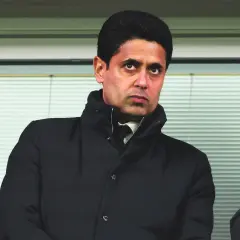 Nasser Al-Khelaifi, prezes PSG, w czarnej kurtce, z uwagą obserwuje wydarzenia.
