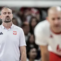 Trener reprezentacji Polski z zamkniętymi oczami, w tle zawodnik.