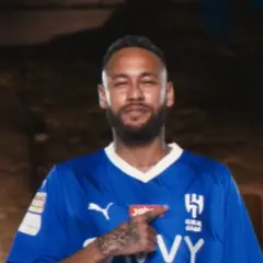 Neymar w niebieskiej koszulce Al-Hilal, z dumą wskazuje na herb klubu. To właśnie tam gra teraz Neymar.