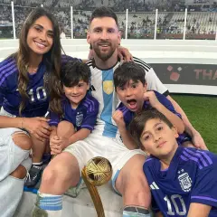 Szczęśliwy Messi z rodziną, żoną i trzema synami w strojach Argentyny. Dzieciaki cieszą się z sukcesu taty.