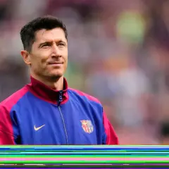 Robert Lewandowski, jeden z najlepiej zarabiających piłkarzy, w stroju FC Barcelony.