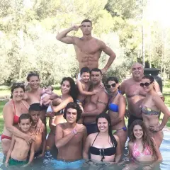 Ronaldo z rodziną w basenie. Widać jego dzieci, partnerkę i innych bliskich.