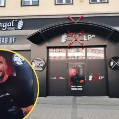Lukas Podolski zaprasza do swojego lokalu z kebabem. Na fasadzie widnieje logo "LP10" i napis "# KEBAB OF".