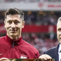 Robert Lewandowski z selekcjonerem Czesławem Michniewiczem podczas ceremonii.