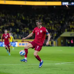 Robert Lewandowski w masce, w akcji dla reprezentacji Polski.