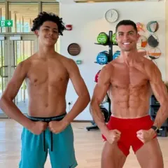 Cristiano Ronaldo i jego syn, Cristiano Jr., prezentują swoje umięśnione sylwetki w siłowni.