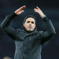 Trener Arsenalu, Mikel Arteta, z uniesionymi rękami, dziękuje kibicom po meczu.