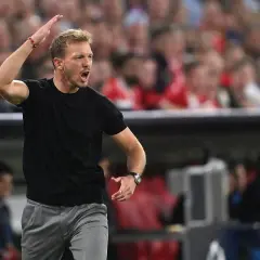 Trener reprezentacji Niemiec, Julian Nagelsmann, w emocjonalny sposób instruuje zawodników.