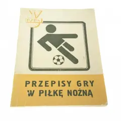 Okładka "Przepisy gry w piłkę nożną" PZPN. Ikona piłkarza z piłką i tekst o podstawowej regule gry.
