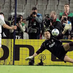 Bramkarz Liverpoolu w akcji ratuje bramkę. Piłka zmierza w jego stronę, a on wykonuje efektowny rzut.