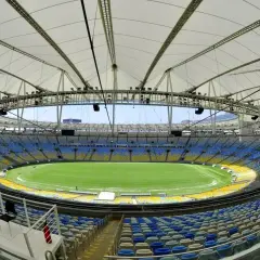 Pusta Maracana, gotowa na 200 000 widzów. Zielona murawa i niebiesko-żółte trybuny czekają na emocje.