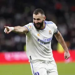 Karim Benzema, piłkarz roku UEFA, cieszy się po zdobyciu bramki.