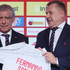 Fernando Santos, jeden z wielu polscy trenerzy za granicą, prezentuje koszulkę.