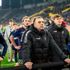 Piłkarze Pogoni Szczecin wpatrzeni w dal, być może analizują ostatnią akcję.