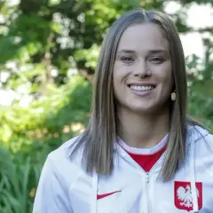 Uśmiechnięta Ewa Pajor w stroju reprezentacji Polski. Jej zarobki w klubie budzą zainteresowanie fanów.
