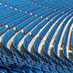 Puste, niebieskie trybuny stadionu. Zastanawiasz się, czy na stadion można wnieść jedzenie?