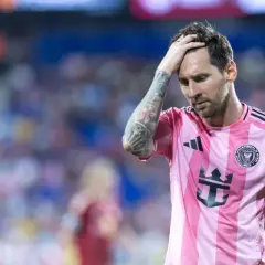 Lionel Messi w różowej koszulce Interu Miami, z ręką na głowie, wyraża zmartwienie. Czyżby to była **messi kontuzja**?
