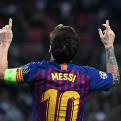 Leo Messi z podniesionymi rękami, w koszulce FC Barcelona z numerem 10. Symbol jego wielkiej historii w klubie.