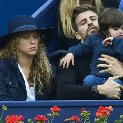 Shakira i Pique na trybunach, z synkiem na rękach.
