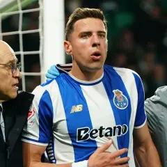 Jan Bednarek z FC Porto opuszcza boisko z powodu kontuzji, wspierany przez sztab medyczny.