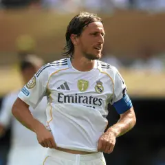 Luka Modrić w białej koszulce Realu Madryt, z opaską na ramieniu. Jego statystyki mówią same za siebie.