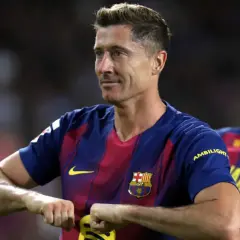Robert Lewandowski w koszulce FC Barcelony, świętuje bramkę. To właśnie w tym klubie gra Lewandowski.