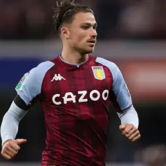 Piłkarz Matty Cash w bordowej koszulce Aston Villi, gotowy do gry.