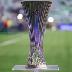 Trofeum Ligi Konferencji Europy UEFA, symbol marzeń wielu drużyn, czeka na swojego właściciela. Kiedy losowanie ligi konferencji, emocje sięgają zenitu.