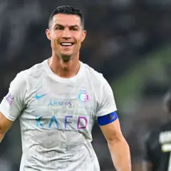 Uśmiechnięty Cristiano Ronaldo w białej koszulce Al Nassr. Ile goli strzelił Ronaldo? To pytanie nurtuje fanów na całym świecie.