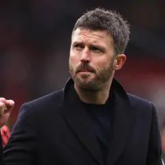 Michael Carrick, były piłkarz i tymczasowy man utd trener, z zaciętą miną i zaciśniętą pięścią.