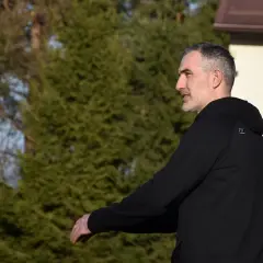 Szeliga trener w czarnej bluzie, z uwagą obserwuje boisko.